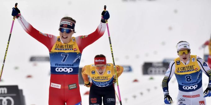Die Erstplatzierte Astrid Jacobsen (l.) aus Norwegen, die Drittplatzierte Katharina Hennig aus Deutschland und die Zweitplatzierte Ebba Andersson (r.) aus Schweden erreichen die Ziellinie. Therese Johaug