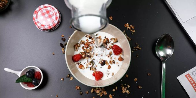 Das Frühstück vieler – ein gesundes Müsli. Gene Simmons geniesst es mit Eiswürfeln. Ice cubes