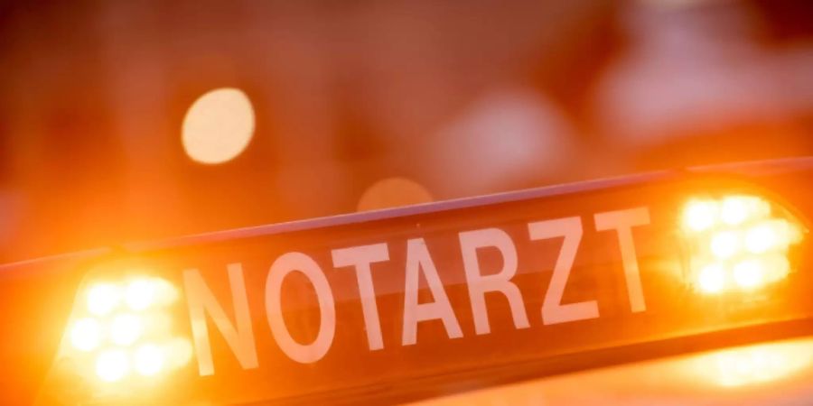 Notarztschild auf Einsatzwagen