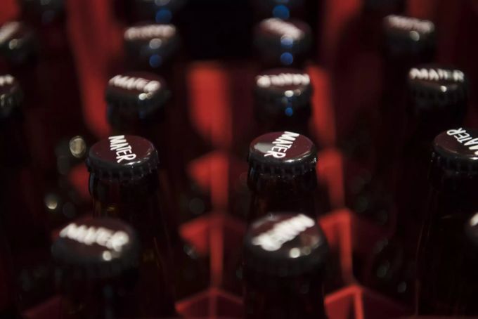 Bierflaschen in einer Harasse in der Mikrobrauerei Rigamonti in Camorino. Bier