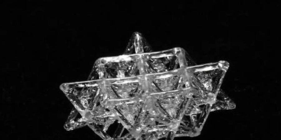 Mit Spezialharz und UV-Licht entstehen im 3D-Druckverfahren Glas-Objekte, die auch ihren Platz am Weihnachtsbaum finden könnten.