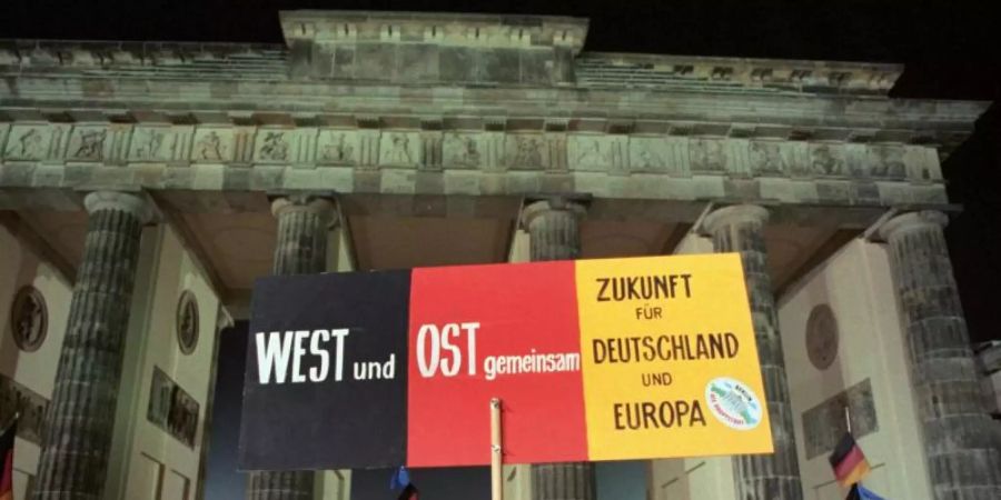 Rund eine Million Menschen feiern in der Nacht des 3. Oktober 1990 in Berlin die wiedergewonnene deutsche Einheit - doch nicht alles ist zusammengewachsen. Foto: Archiv