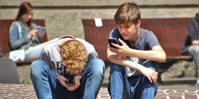 Zwei Kinder spielen Pokémon Go. Mobile Games Pokémon Go