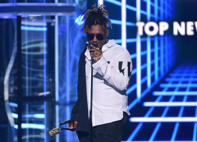Eine Sprecherin der Gerichtsmedizin in Chicago bestätigte der Deutschen Presse-Agentur am Sonntag den Tod des Musikers. juice wrld