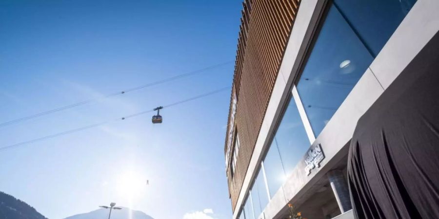 In Fiesch VS sind am Samstag eine neue 10er Seilbahn auf die Fiescheralp und ein neuer Bahnhof der Matterhorn Gotthard Bahn feierlich eingeweiht worden.