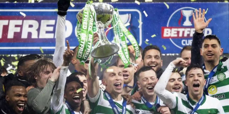 Celtics Mannschaft feiert den Sieg im Finale des Schottischen Liga-Pokals über den Erzrivalen Glasgow Rangers. Foto: Jeff Holmes/PA Wire