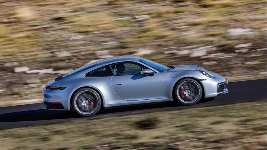 Im Profil bewahrt auch die Generation 992 die ikonische Form des ursprünglichen 911.