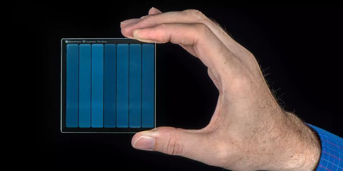 Eine Hand hält das neuartige Speichermedium von Microsoft. Microsoft Superman