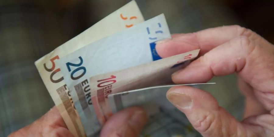 Einem Medienbericht zufolge steigen die Renten 2020 um mehr als drei Prozent. Foto: Marijan Murat/dpa