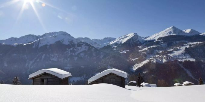 Die Gemeinde Tschiertschen im Hintergrund mit dem Weisshorn, Alpstein, Gürgaletsch, Chlin Gürgaletsch, von links. Tschiertschen