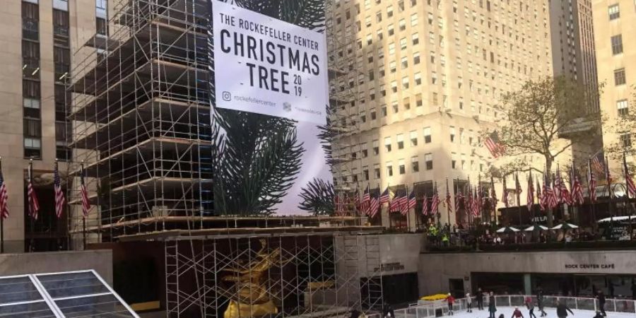 Seit dem Wochenende steht am Rockefeller Center wieder der traditionelle Weihnachtsbaum. Direkt daneben befindet sich die Eislaufbahn. Foto: Benno Schwinghammer/dpa