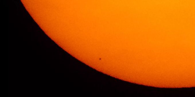 Das von der NASA zur Verfügung gestellte Bild zeigt den Planeten Merkur, während er – sichtbar als kleiner schwarzer Punkt – vor der Sonne vorbeizieht. sonne heute