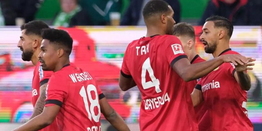 Leverkusens Torschütze Bellarabi (r) bejubelt sein Tor zum 1:0 gegen den VfL Wolfsburg mit seinen Mannschaftskameraden. Foto: Peter Steffen/dpa