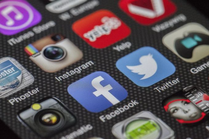 Auch die Benutzung von Social Media könnte mit dem IQ zusammenhängen. IQ Test Intelligenz