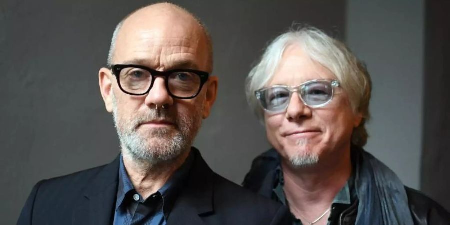 Michael Stipe und Mike Mills (r) halten die Auflösung von R.E.M. noch immer für eine gute Entscheidung. Foto: Britta Pedersen/Archiv/dpa