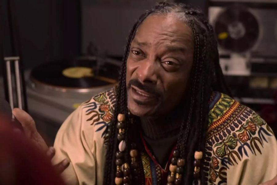 Der Rapper Snoop Dogg spielt einen Radio-DJ namens Roj.