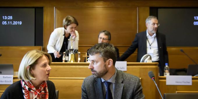 SEK-Präsident Gottfried Locher im Gespräch mit Vize-Ratspräsidentin Esther Gaillard an der Abgeordnetenversammlung des Schweizerischen Evangelischen Kirchenbundes (SEK) im Rathaus Bern. SEK