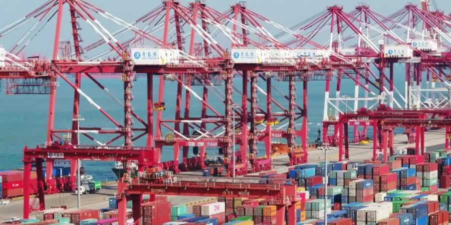 Im chinesischen Hafen Qingdao stehen Container und Containerbrücken. Foto: Yu Fangping/SIPA Asia via ZUMA Wire/dpa