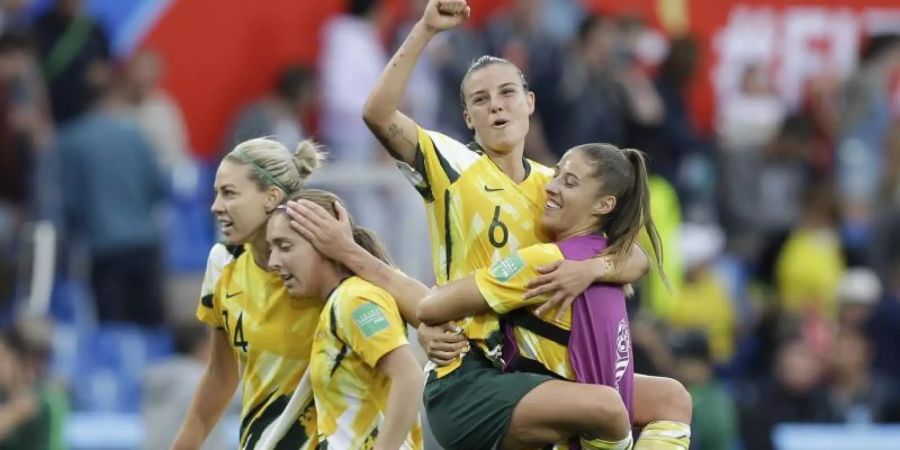 Sollen künftig das gleiche Geld wie die Männer bekommen: Australiens Fussball-Frauen - auch «Matildas» genannt. Foto: Claude Paris/AP/dpa