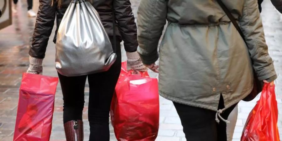 Der Umwelt zuliebe: Einkaufstüten aus Plastik droht das Aus. Foto: Bernd Wüstneck/dpa