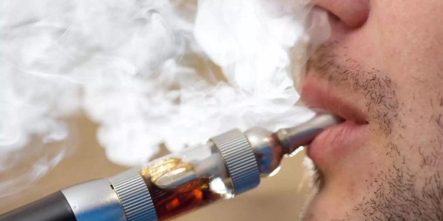 Ein «Genuss ohne Reue» ist das Rauchen einer E-Zigarette nicht. Denn auch Liquids enthalten gesundheitsgefährdende Stoffe. Foto: Friso Gentsch/dpa