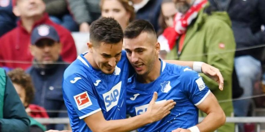 Hoffenheims Benjamin Hübner (l) gratuliert Sargis Adamyan (r) zum 1:0 gegen Bayern München. Foto: Tobias Hase/dpa