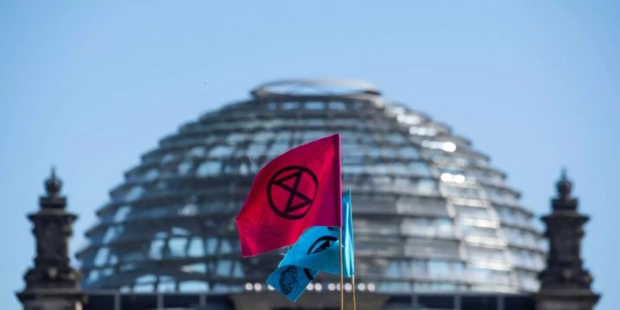 Flaggen über dem Camp der Klimaaktivisten in Berlin