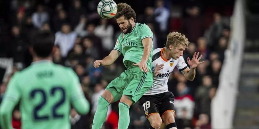 Madrids Nacho (l) und Valencias Daniel Wass im Kopfballduell um den Ball. Foto: Alberto Saiz/AP