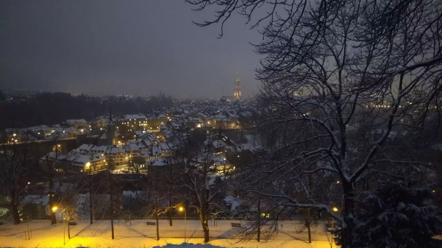 Der Blick auf das verschneite Bern.