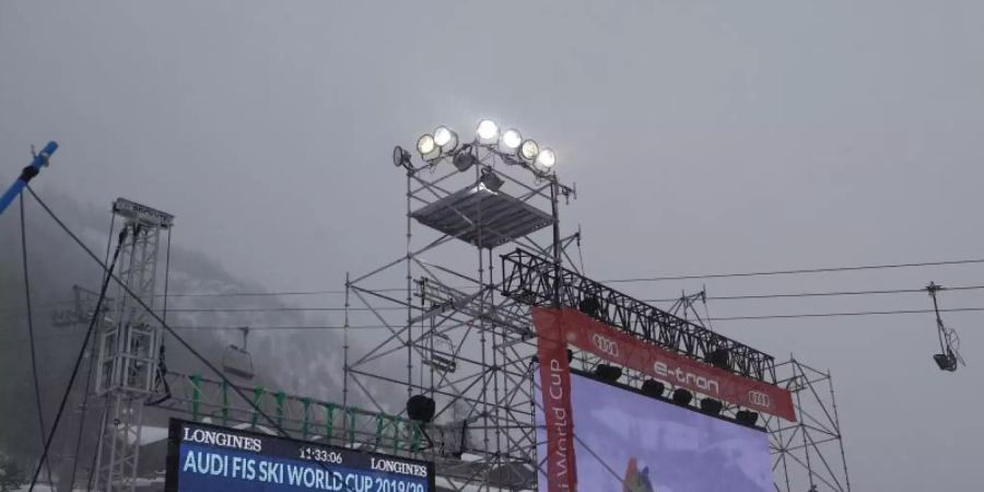 In Val d'Isère wurde wetterbedingt der Weltcup-Slalom abgesagt. Foto: Gabriele Facciotti/AP/dpa