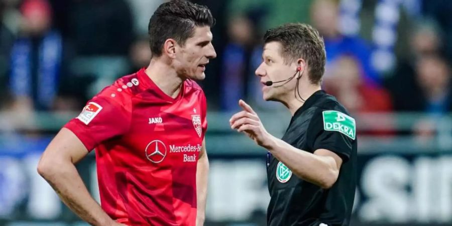 VfB-Spieler Mario Gomez (l) spricht mit Schiedsrichter Patrick Ittrich nach einer Abseitsentscheidung. Foto: Uwe Anspach/dpa