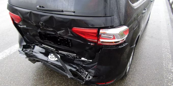 Die beteiligten Fahrzeuge wurden beschädigt und mussten abgeschleppt werden. Unfall