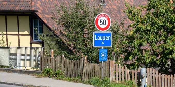 Ortsschild von Laupen. Ortsschild von Laupen.