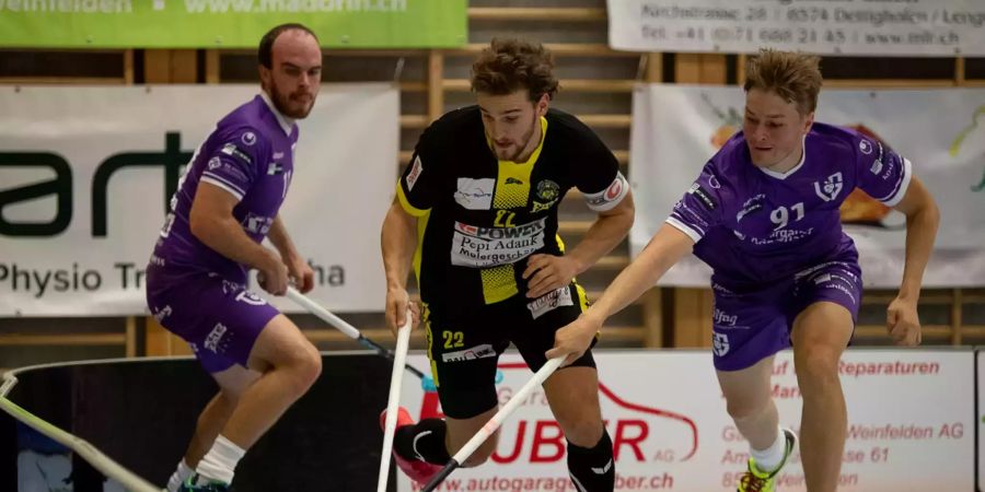 Valtteri Viitakoski im Kampf um den Ball gegen den Davoser Mike Jäger, Foto: Floorball Thurgau, Sandro Schmuki