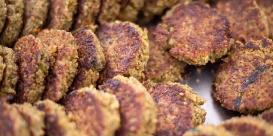 Quinoa-Küchle: Wirtschaftsethiker Nick Lin-Hi sieht eine vegane Wende, auf die auch die Bauern reagieren müssen. Foto: Sebastian Gollnow/dpa