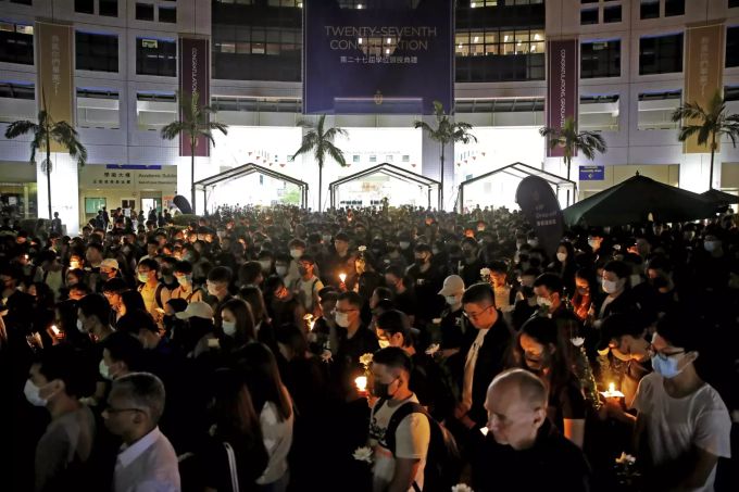 Demonstranten tragen Kerzen und weisse Blumen, um dem tödlich verunglückten Studenten zu gedenken. Hong Kong Protests
