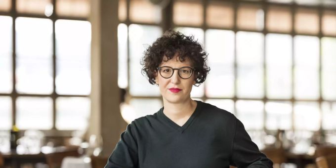 Mit ihrem ersten Roman «Die Nachkommende» ist Ivna Žic für den Schweizer Buchpreis nominiert; im Theaterbetrieb ist sie indes schon seit zehn Jahren: Žic schreibt und inszeniert in der Schweiz, in Deutschland und in Österreich. Mit ihrem ersten Roman «Die Nachkommende» ist Ivna Žic für den Schweizer Buchpreis nominiert; im Theaterbetrieb ist sie indes schon seit zehn Jahren: Žic schreibt und inszeniert in der Schweiz, in Deutschland und in Österreich.