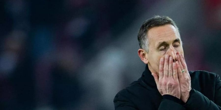 Nach der Niederlage gegen Hoffenheim wird Kölns Trainer Achim Beierlorzer beurlaubt. Foto: Rolf Vennenbernd/dpa