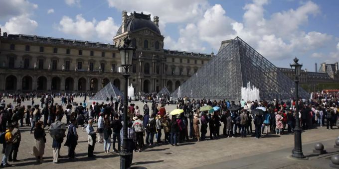 Besucher warten vor dem Louvre im Paris. (Archivbild) louvre