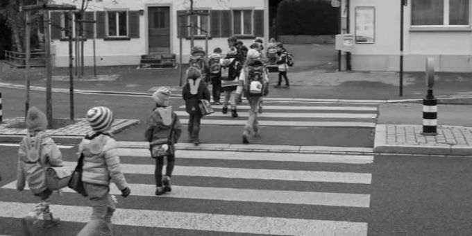 Helle, leuchtende Kleidung ist gerade in der dunklen Jahreszeit sehr wichtig. Nur so können Radfahrer und Fussgänger auf sich aufmerksam machen. Schulkinder