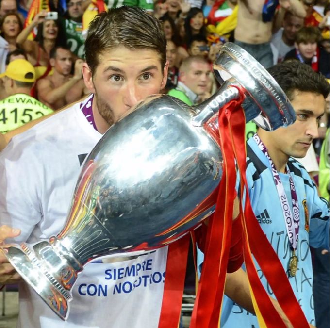 Sergio Ramos jubelt mit dem EM-Pokal 2012. Sergio Ramos