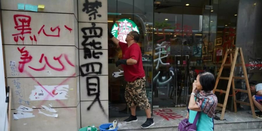 Graffiti an einer Starbucks-Filiale in Hongkong