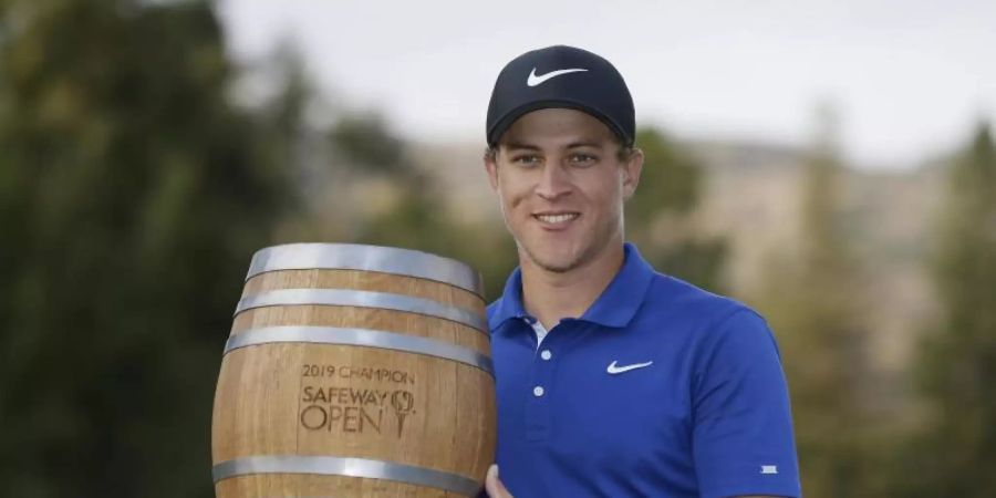 Cameron Champ bekam in Napa ein Weinfass als Sieger-Trophäe. Foto: Eric Risberg/AP