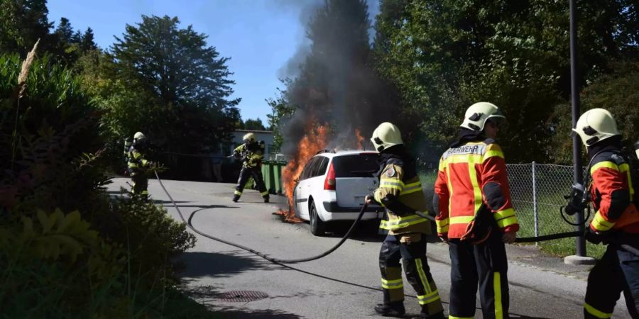 Auto gerät in Vollbrand