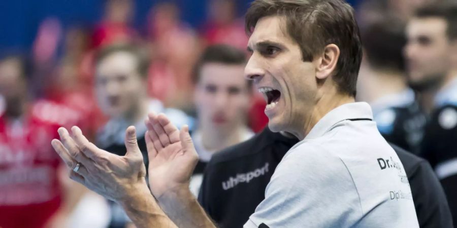 Pfadi Winterthur (im Bild Trainer Adrian Brüngger) stoppte im Spitzenkampf Kriens-Luzern und übernahm mit dem 33:31-Sieg die Leaderposition