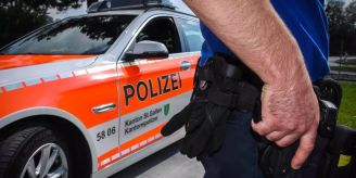Kriessern SG - Mann greift Polizisten mit Schirmständer an