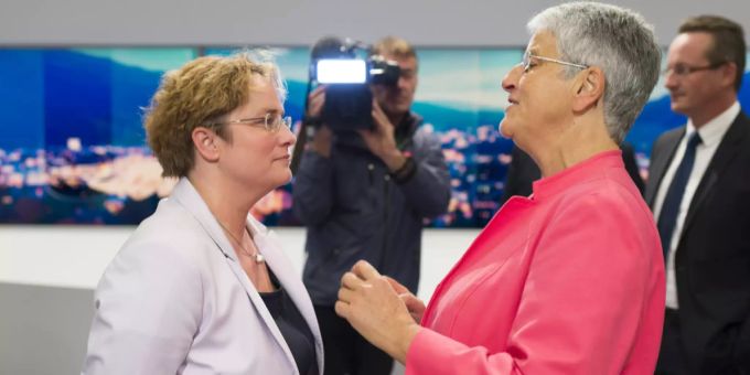 Wahlsonntag 18. Oktober 2015, im Wahlstudio von Radiotelevisiun Svizra Rumantscha RTR in Chur: die neu gewählte Bündner SVP-Nationalrätin Magdalena Martullo-Blocher, links. Magdalena Martullo Silva Semadeni
