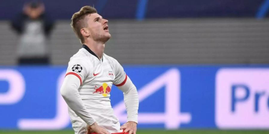 Leipzigs Timo Werner hockt nach einer vergebenen Torchance enttäuscht am Boden. Foto: Hendrik Schmidt/dpa-Zentralbild/dpa