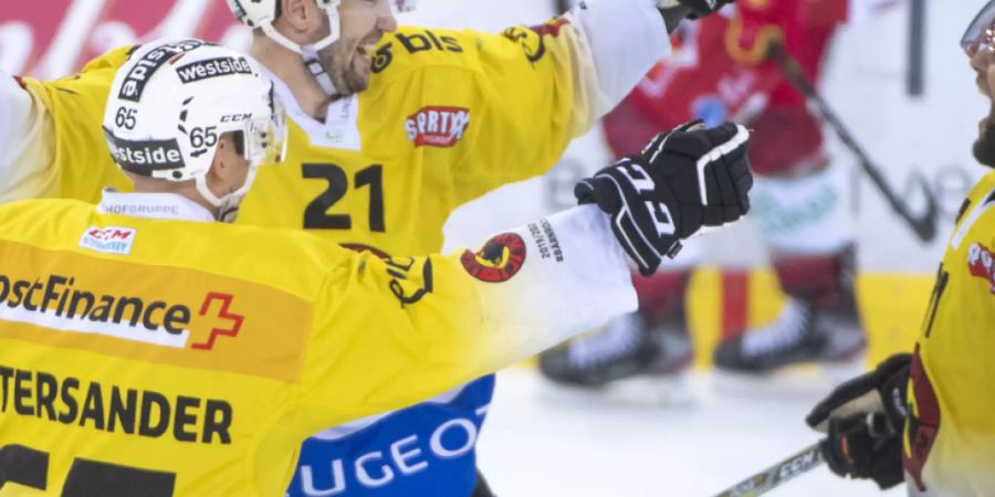 Ramon Untersander, Simon Moser und Thomas Rüfenacht jubeln: Bern gewinnt in Langnau 2:1 nach Verlängerung und damit seine fünfte Partie in Folge