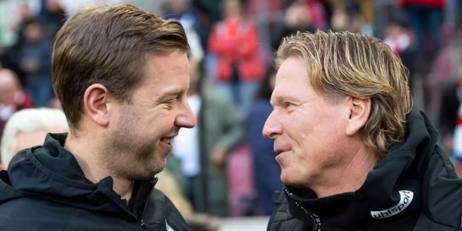 Verstehen sich: Köln-Coach Markus Gisdol (r) und sein Bremer Gegenüber Florian Kohfeldt. Foto: Marius Becker/dpa
